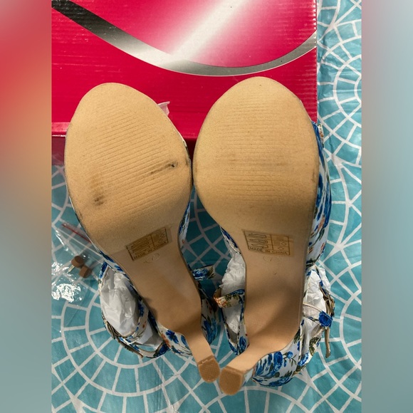 💛TODAY***$15***NWT CR Collection blue, gold, and white floral print stilettos. - Picture 6 of 6